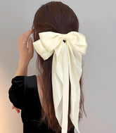 Laço de cabelo feminino grande em cetim com presilha, acessório elegante e versátil para penteados sofisticados.